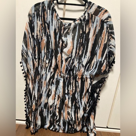 Emery Rose Tops - Black and White and beige Ruffled Short Sleeve Blouse